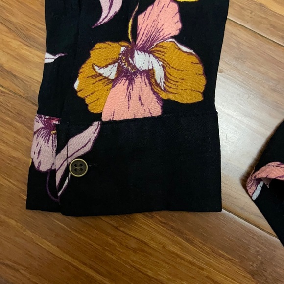 A.n.a Black Floral Blouse - Picture 3 of 6